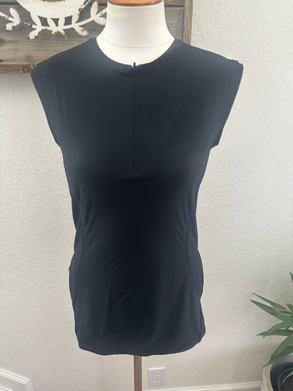 Athleta Black Sleeveless Active Tank Top Rash Guard‎ ladies size XS